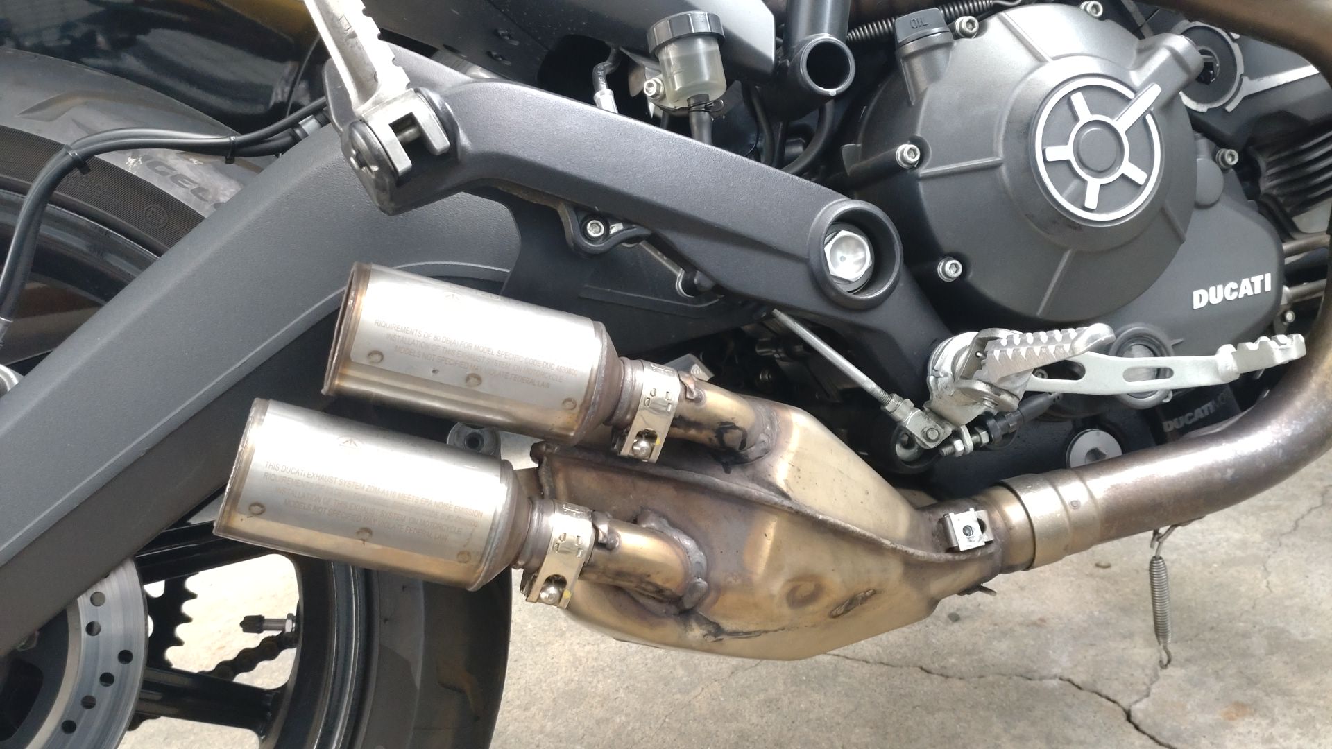 DUCATI スクランブラー　純正マフラー DUCATI SCRAMLER | 忠さんが陣頭指揮をとってマフラーを開発して